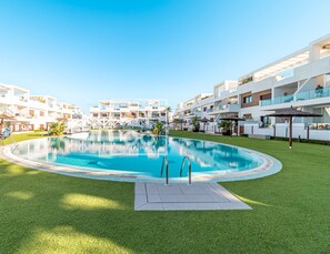 Pool - Laguna Beach Ground-Floor Garden Suite, by OYOOSTAYS (Torrevieja)