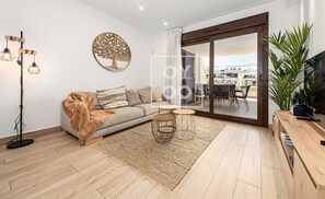 TV - Laguna Beach Ground-Floor Garden Suite, by OYOOSTAYS (Torrevieja)