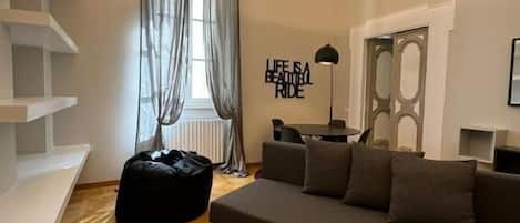 LĂ€genhet - utsikt mot staden | Vardagsrum | Platt-tv