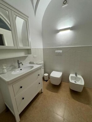 Articles de toilette gratuits, sĂšche-cheveux, bidet, serviettes fournies