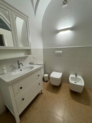 Appartement, vue ville | Salle de bain | Articles de toilette gratuits, sĂšche-cheveux, bidet, serviettes fournies