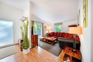 TV - "Waldgeflüster" vacation apartment in Heringsdorf between the forest and the sea (Heringsdorf)