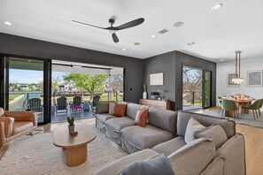 Smart TV, stereo, offices - Lakeview Modern Retreat | Concierge Services (Kingsland)