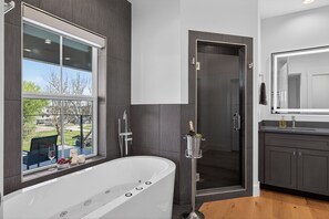 Shower, hair dryer, towels, shampoo - Lakeview Modern Retreat | Concierge Services (Kingsland)