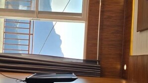 Premium Room, Balcony, Valley View | Meja, ruang kerja komputer riba 