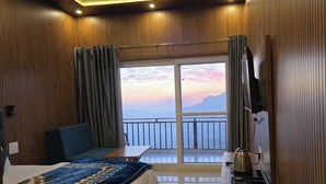 Premium Room, Balcony, Valley View | Meja, ruang kerja komputer riba 