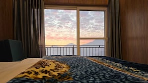 Premium Room, Balcony, Valley View | Meja, ruang kerja komputer riba 