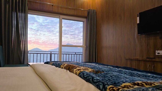 Premium Room, Balcony, Valley View | Meja, ruang kerja komputer riba 