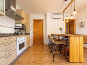 Fridge, microwave, oven, cookware/dishes/utensils - Vacation home Juana by Interhome (Deltebre)