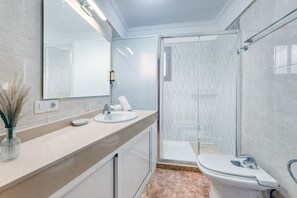 Shower, hair dryer, bidet, towels - Villa Maria • Pool & Games area • Beach 10 min • LVH (Playa Blanca)