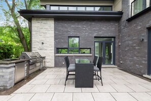 BBQ/picnic Area - Luxury Cottage Blue Mountains (The Blue Mountains)