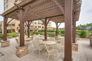 Outdoor dining - 1BR Luau Condo at Sandestin Golf & Beach Resort (Miramar Beach)