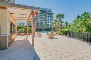 Outdoor dining - 2BR Luau Suite at Golf & Beach Resort (Miramar Beach)