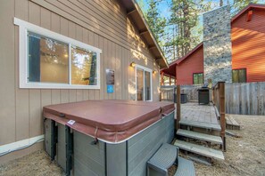 Outdoor spa tub - Los Ositos Hot Tub & Fire Pit (South Lake Tahoe)