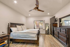 House, Multiple Beds, Hot Tub, Garden View (Los Ositos) | 4 bedrooms, individually decorated, individually furnished, desk - Los Ositos Hot Tub & Fire Pit (South Lake Tahoe)