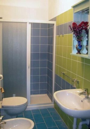 Shower, towels, soap, toilet paper - Villa Calamita apartment 1 (Capoliveri isola d'Elba)