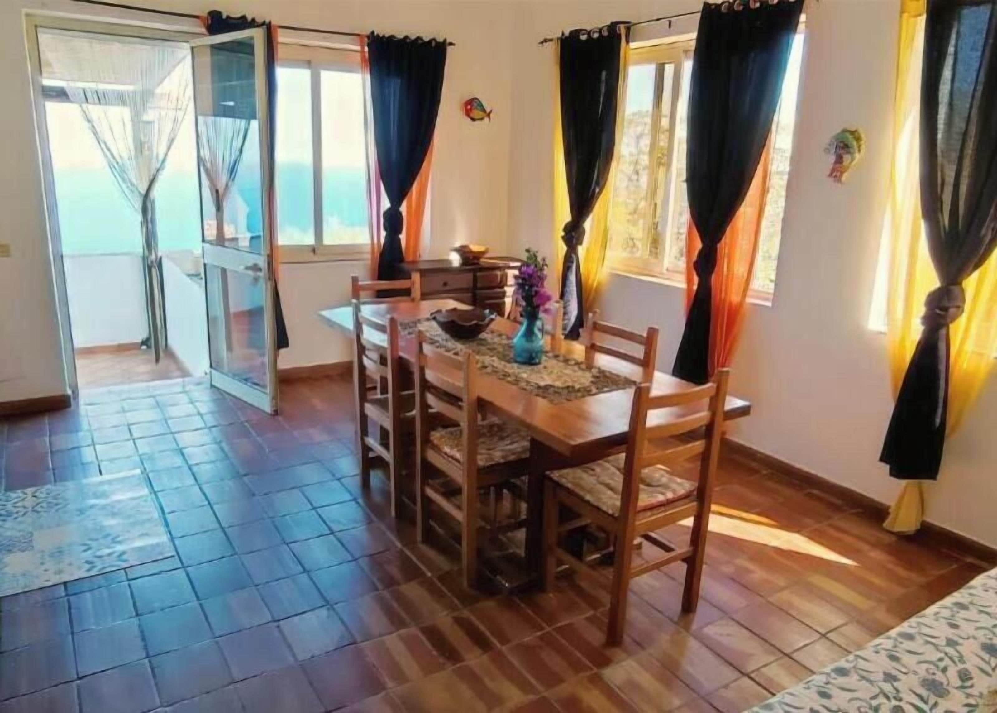 Classic Apartment, Sea View | Private kitchen