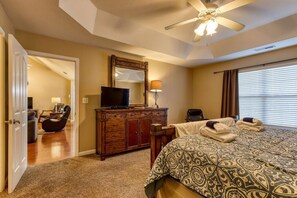 2 bedrooms, iron/ironing board, free WiFi, bed sheets - A Happy Cottage - LESS THAN 1 MILE FROM PARKWAY (Pigeon Forge)