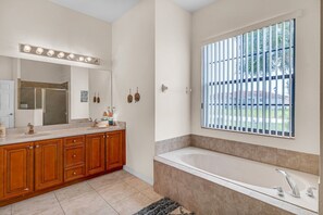 Hair dryer, towels - Charmz Retreat - with shared pool (Kissimmee)