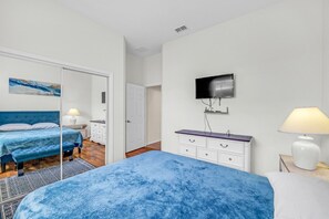 3 bedrooms, desk, WiFi, bed sheets - Charmz Retreat - with shared pool (Kissimmee)