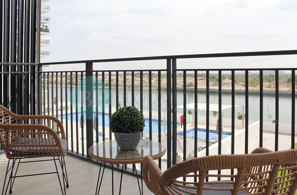 Property grounds - Bloomfields 1BR Canal View in Water's Edge (Abu Dhabi)