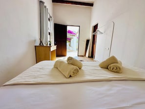 WiFi, bed sheets