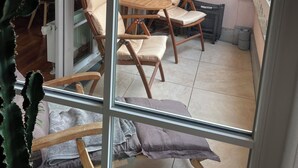 A balcony with wooden chairs, a small table, and a yellow umbrella. - 5+ persons (wheelchair accessible), 2nd floor, Neckargemünd (old town), near Heidelberg (Neckargemünd)