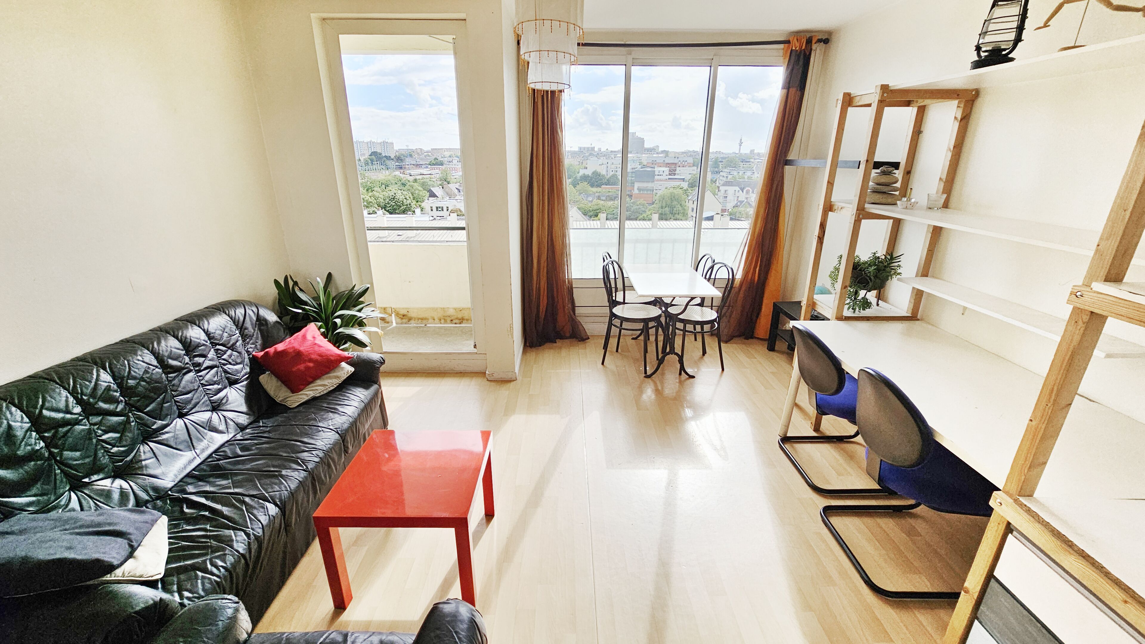 Séjour/salon/salle à manger accès au balcon, espace bureau, étagères, vue Ouest