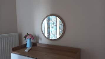 Chambre Familiale, balcon, vue montagne | Intérieur