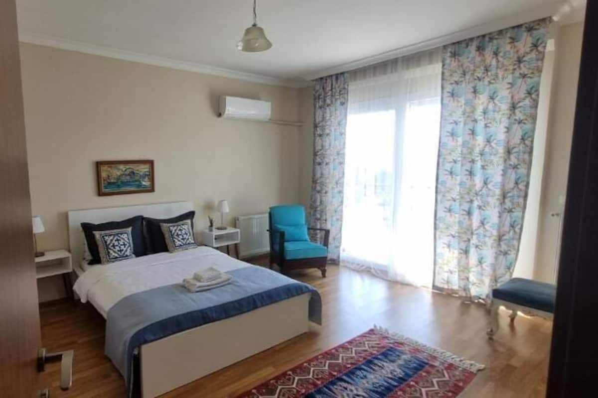 Perhehuone, parveke, vuoristonäköala