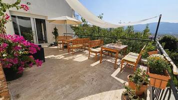 Deluxe-Doppelzimmer, Balkon, Bergblick | Speisen im Freien