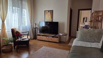 Deluxe Apartment, Balcony, Mountain View | Living area