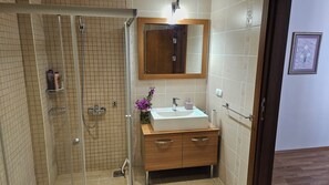 Chambre familiale, balcon, vue sur la montagne | Salle de bain | Pantoufles