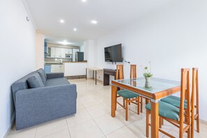 Living room - Spain Breaks - 2 bed apt With 2 Pools, Airco, Wifi (Benalmádena)