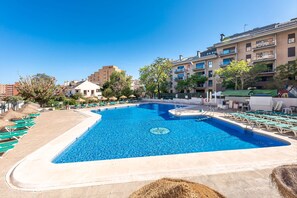 LÀgenhet - 2 sovrum - rökare - terrass | Pool | Utomhuspool