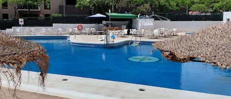 Apartamento, 2 quartos, para fumantes, terraço | Piscina | Piscina externa