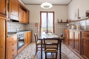 Refrigerador, horno, placa de cocina, cafetera/tetera