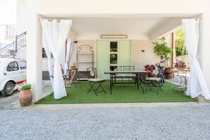 Outdoor dining - Holiday Home 'Casa Corniolo' with Mountain View, Private Terrace and Balcony (Monte San Savino)
