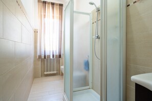 Shower, hair dryer, towels - Holiday Home 'Casa Corniolo' with Mountain View, Private Terrace and Balcony (Monte San Savino)