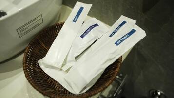 Deluxe Double Room, Pets Allowed, City View | Bathroom amenities