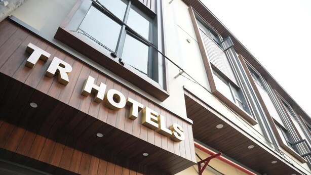 Ein Hotel-Schild mit dem Schriftzug 'TR HOTELS' in großer Schrift.