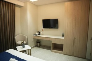 Habitación Deluxe doble, Se admiten mascotas, vistas a la ciudad | Escritorio, espacio para trabajar con un portátil, cortinas opacas
