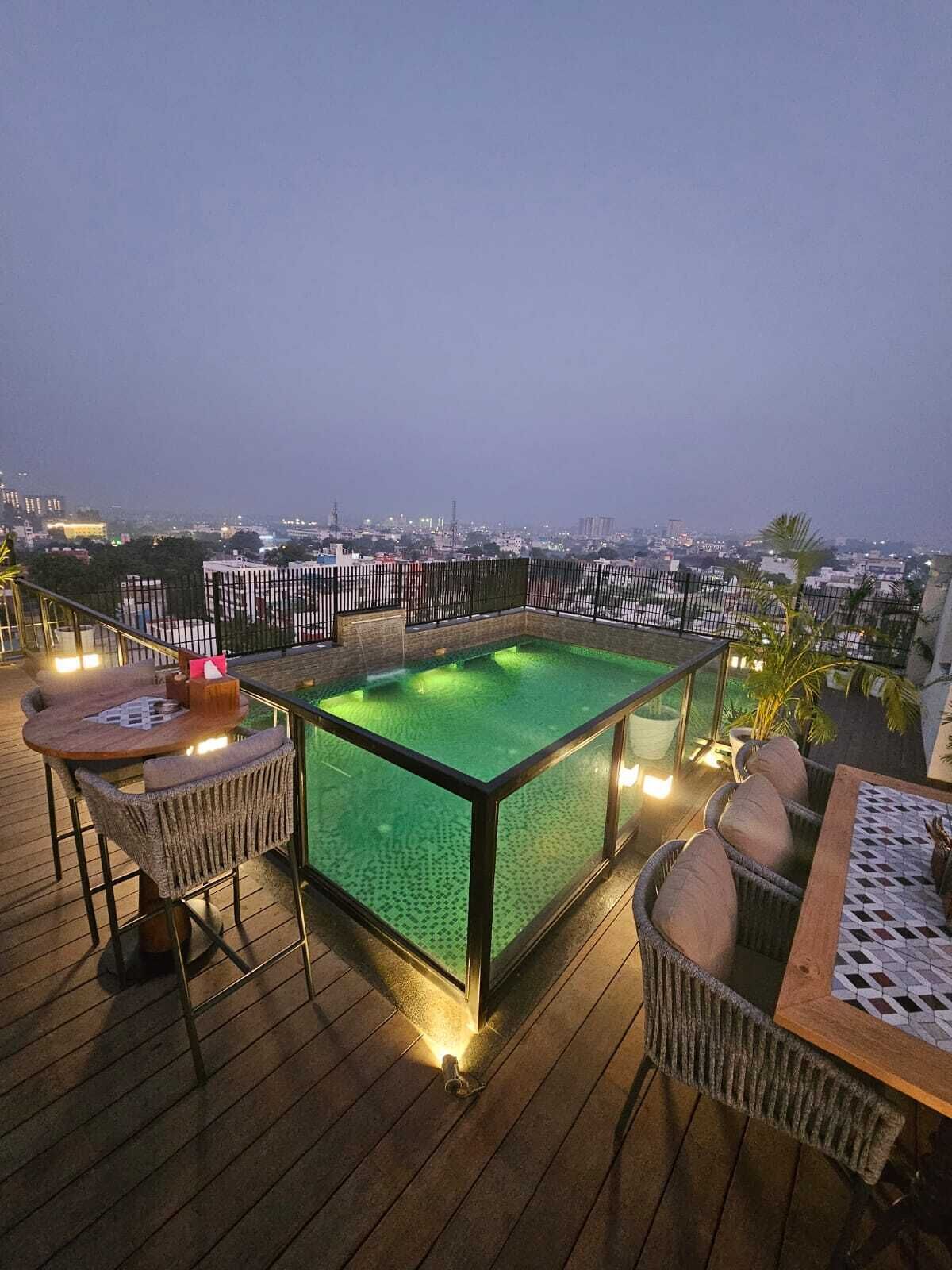 Kolam renang rooftop