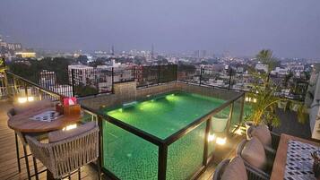 Kolam renang rooftop