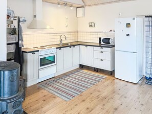 Fridge, microwave, oven, cookware/dishes/utensils - Villa Alvaret by Interhome (Borgholm)