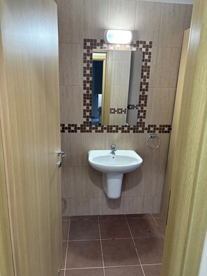 Towels, toilet paper - ok
5 minutes to the theme park! Family-sized condo with game room & deck (Tersefanou)