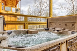 Outdoor spa tub - Firefly Strike Retreat (Sevierville)