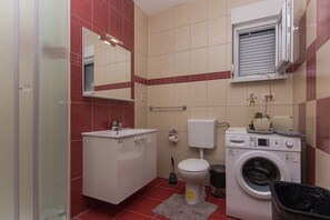 Shower, hair dryer, towels - Holiday Home Vele with pool (Vrgorac)
