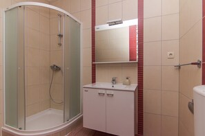 Shower, hair dryer, towels - Holiday Home Vele with pool (Vrgorac)