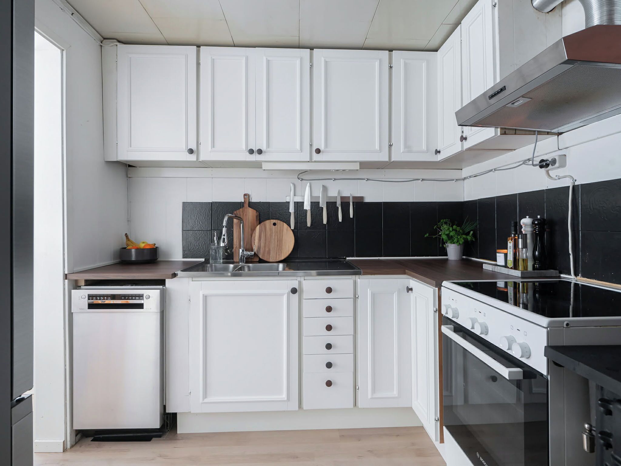Fridge, oven, dishwasher, cookware/dishes/utensils